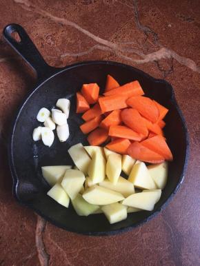 大蒜去皮切成二，红萝卜和土豆去皮切成滚刀。