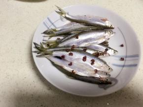 小鱼洗净，用花椒、料酒、盐腌5-10分钟