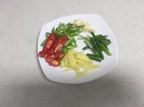 把青红椒、葱、姜、蒜都切发备用