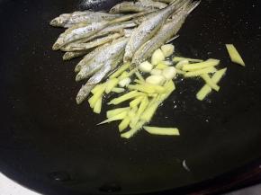 煎至二面金黄色，把姜和蒜加入炒出香味