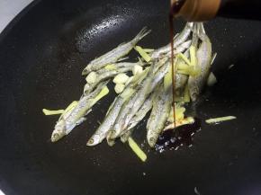 然后加适量的生抽