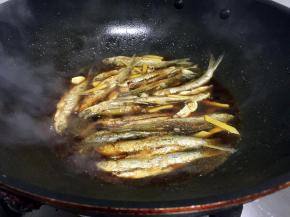 再加入少量的清水煮