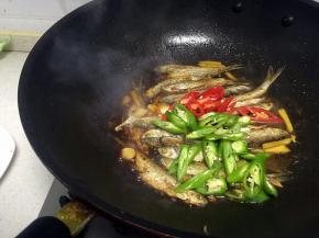 煮至5-10分钟左右，把切好的青红椒加入