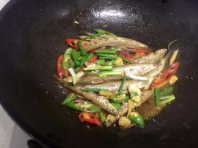 最后再加入切好的葱翻炒匀即可出锅