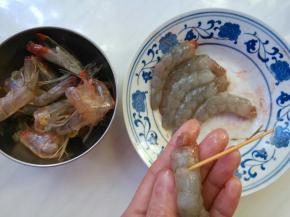 大虾剥壳去虾线。