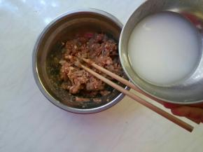 逐渐倒入水淀粉。