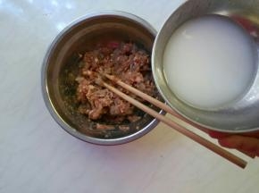 逐渐倒入水淀粉。