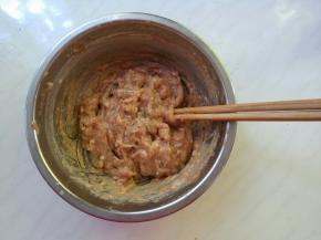 顺时针方向搅打上劲。