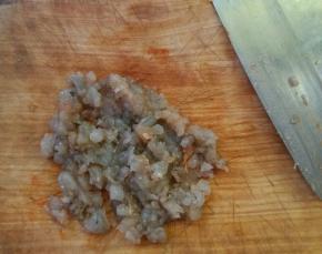 用刀剁成虾蓉。