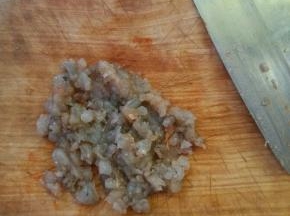 用刀剁成虾蓉。