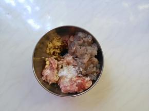 用腌肉料加把肉馅、虾蓉拌匀。