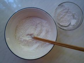 在盆里放入全部的澄粉，再放一半的玉米淀粉，拌匀。