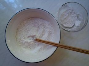 在盆里放入全部的澄粉，再放一半的玉米淀粉，拌匀。