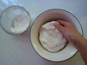 盖上盖子，焖5分钟。不烫手的时候再开盖，加入剩余的玉米淀粉用手和匀。