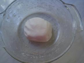 和好的面团再静置10分钟。