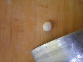 取一个面剂搓圆，刀背上抹一点熟油。