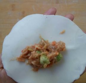 包入馅料，少于平时一半的馅，这个皮没有弹性。