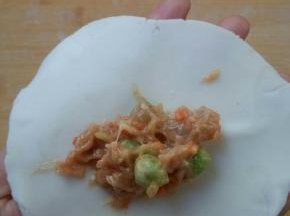 包入馅料，少于平时一半的馅，这个皮没有弹性。