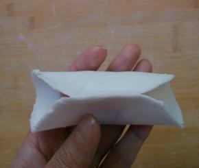 中间对折，捏死。