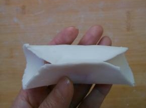中间对折，捏死。