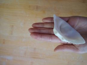 两边同样捏紧。