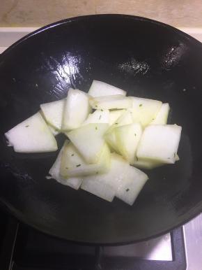 锅里放油烧热，加少许葱然后倒入冬瓜稍微煸炒一会，起锅待用。