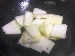 锅里放油烧热，加少许葱然后倒入冬瓜稍微煸炒一会，起锅待用。