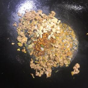 加入干贝，薏米炒匀。