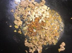 加入干贝，薏米炒匀。