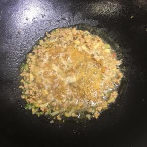 加少许高汤大火烧开后转小火煮10分钟。