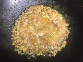 加少许高汤大火烧开后转小火煮10分钟。