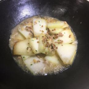 薏米煮软后，加入冬瓜盖上盖子焖。