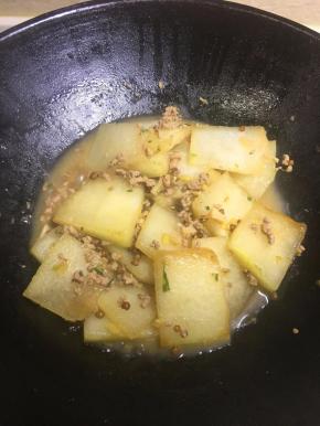 焖煮冬瓜至软过白就行了。