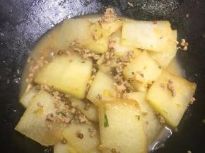 焖煮冬瓜至软过白就行了。