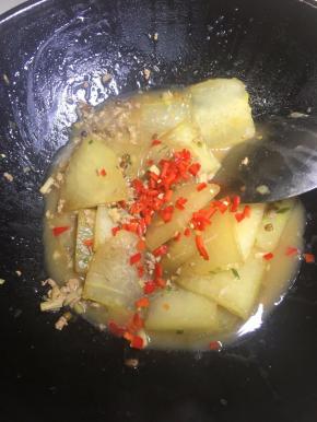 用清水勾生粉成薄芡，倒入冬瓜里让汤汁变浓稠，要盛盘时加入辣椒碎炒匀。
