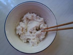 用滚开的水浇到面粉中，用筷子搅拌。