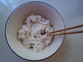 用滚开的水浇到面粉中，用筷子搅拌。
