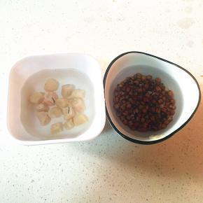 薏米提前一个晚上泡发，干贝也提前两个小时泡发。