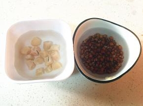 薏米提前一个晚上泡发，干贝也提前两个小时泡发。