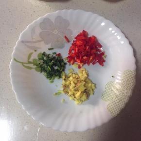 辣椒和老姜，葱切成碎。