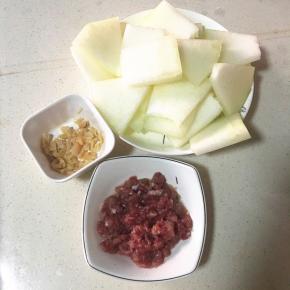 冬瓜去皮切成块，泡好的干贝撕成小瓣，泡好的薏米控干水份。