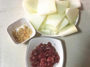 冬瓜去皮切成块，泡好的干贝撕成小瓣，泡好的薏米控干水份。