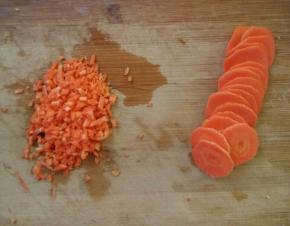 在等待面团变凉的时候，切胡萝卜。30g切成末儿放到馅里，余下的切成片，一会蒸的时候做垫片用。