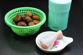 准备食材：鸡腿、板栗、红枣、焖烧罐等；