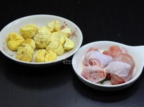 栗子去壳、去皮，洗净，鸡腿洗净切块（四块即可）；