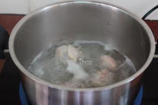 清水煮沸，放入鸡腿，汆烫，捞出，沥干水；