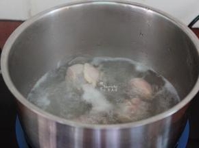 清水煮沸，放入鸡腿，汆烫，捞出，沥干水；