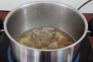 再次煮沸，改为小火熬十五分钟；PS：拍照把盖子打开了，这是熬煮好的汤；