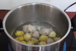 洗净锅，再次倒入二碗水，煮沸，放入栗子、汆烫的鸡腿、生姜、红枣；