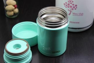 焖烧罐用沸水注入，预热，把沸水倒出；